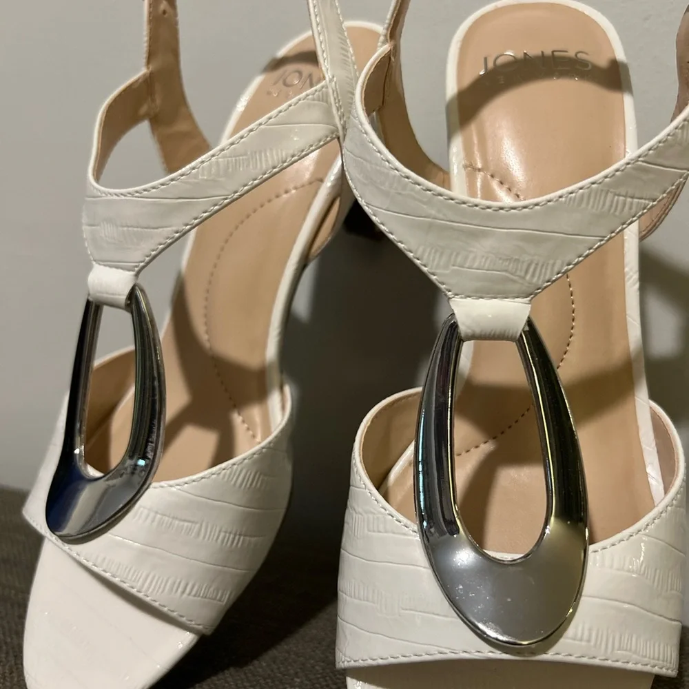 Jones New York Elegant White Sandals with Silver Accent - Picture 4 of 14